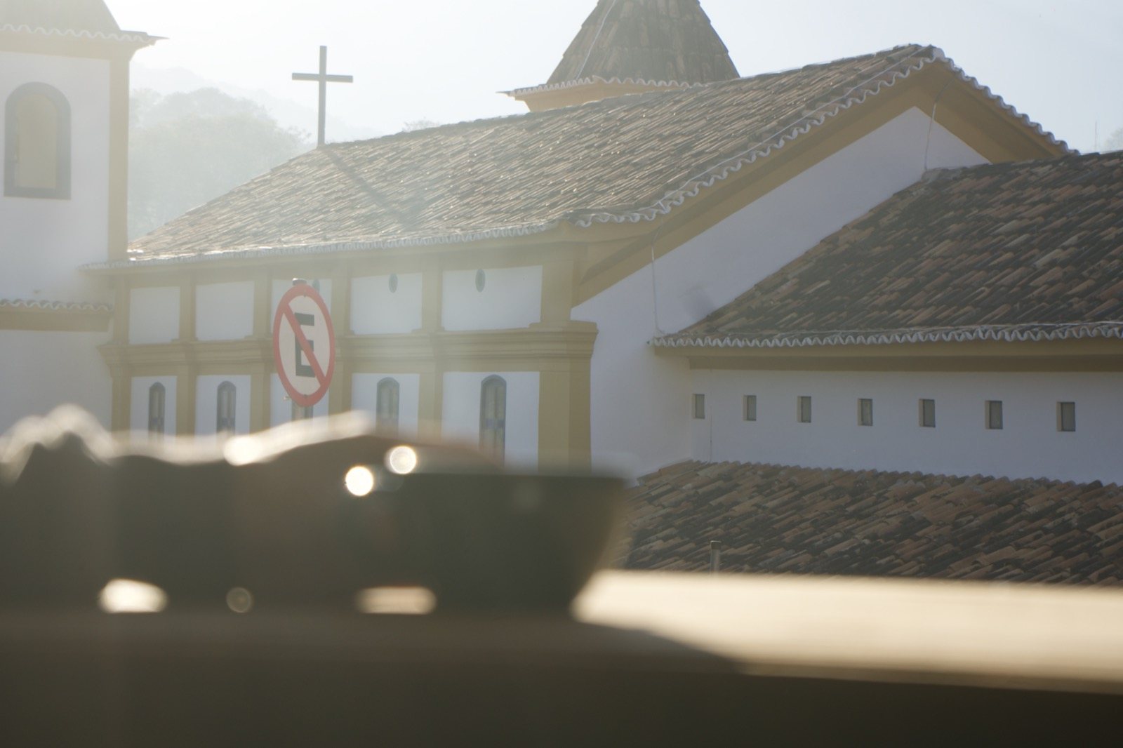 Xícara de café à mesa com vista para a igreja matriz de Piedade do Paraopeba